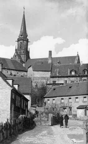 Kirche mit Stahlrohrgerüst