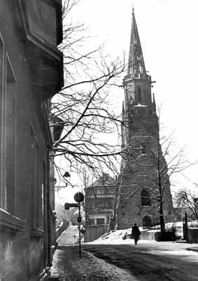 Kirche mit Stahlrohrgerüst