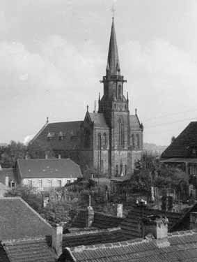 Kirche mit Stahlrohrgerüst